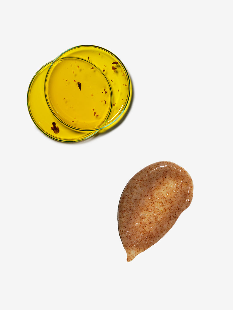 Application du Gommage Corps Lissant AHA Alaena pour lisser le grain de peau et favoriser le renouvellement cellulaire