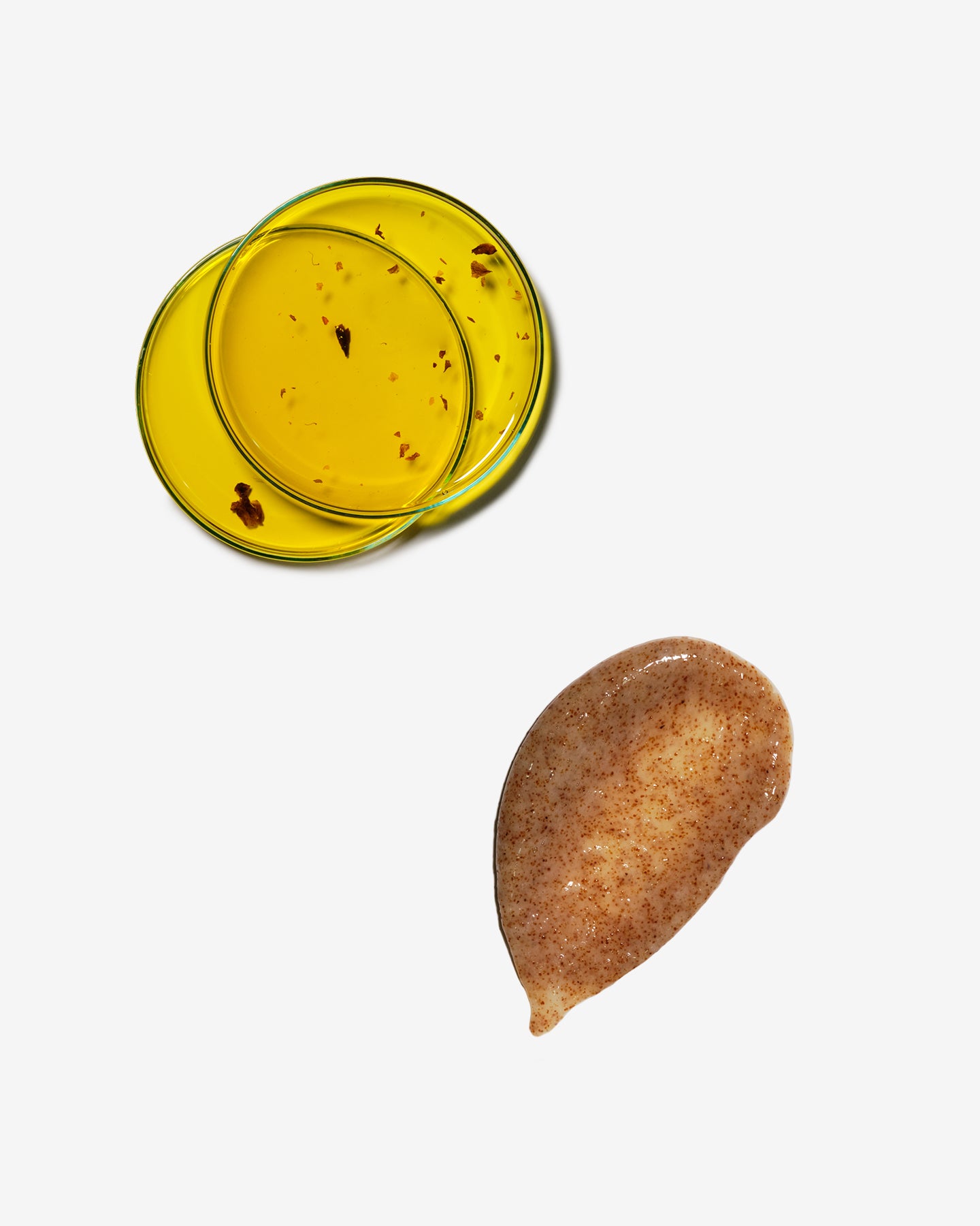 Application du Gommage Corps Lissant AHA Alaena pour lisser le grain de peau et favoriser le renouvellement cellulaire